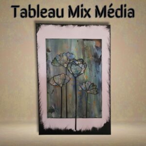 Tableau mix média représentant quatre fleurs stylisées aux pétales texturés sur un fond abstrait bleu et vert avec des touches dorées.