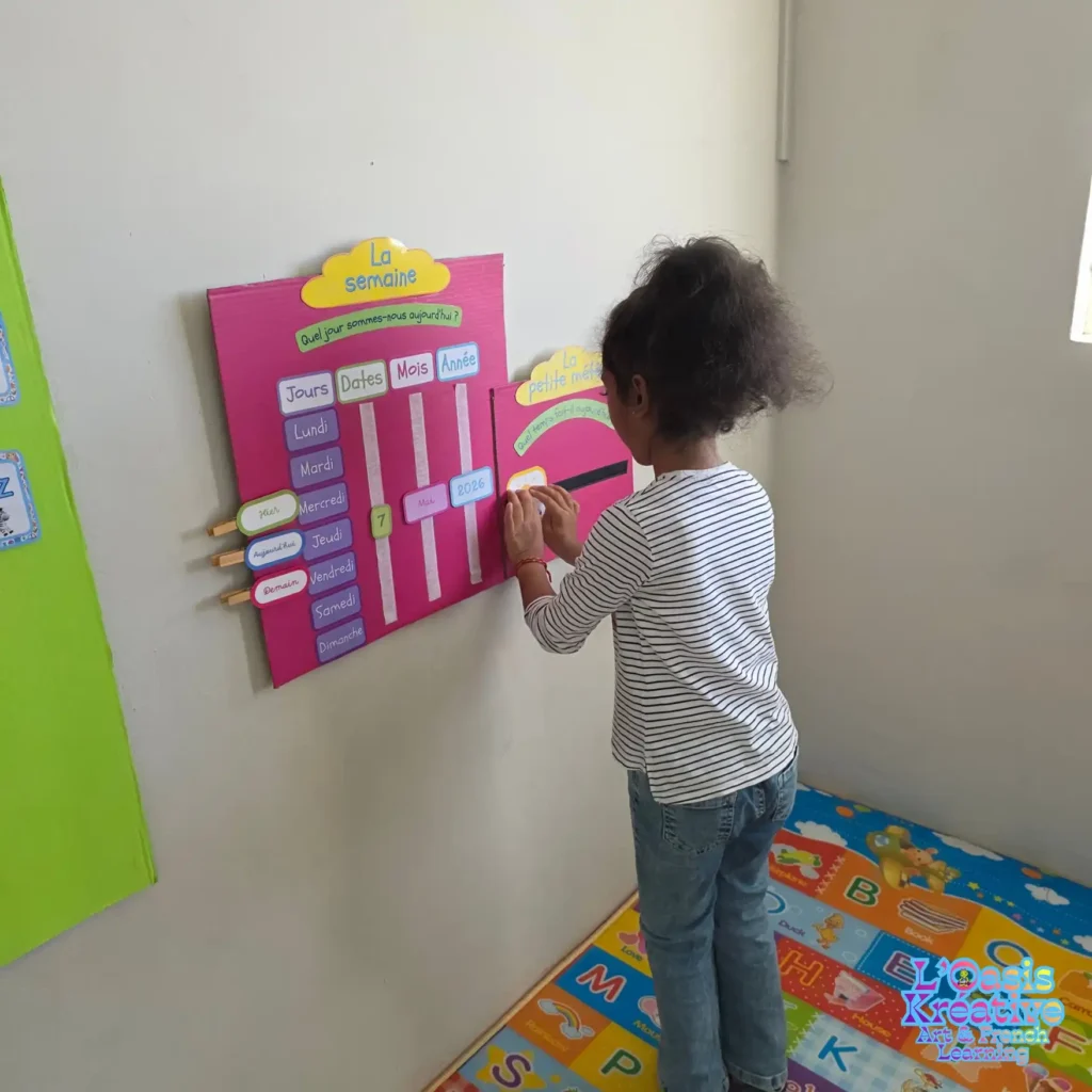Petite fille participant à une activité d’éveil au français sur les jours et les mois à L’Oasis Kréative avec Zazie Jam.