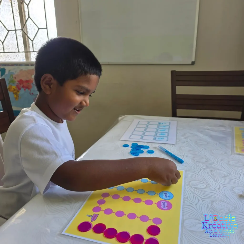 Petit garçon participant à une activité ludique d’éveil au français à L’Oasis Kréative avec Zazie Jam.